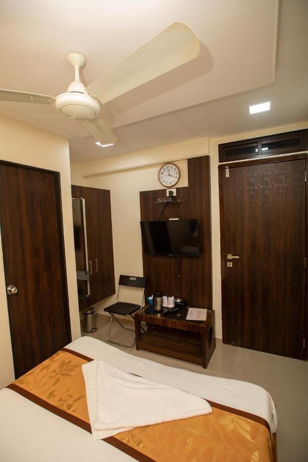 Hotel J D Residency Мумбаи Экстерьер фото