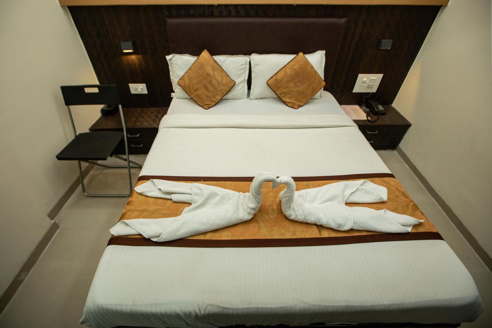 Hotel J D Residency Мумбаи Экстерьер фото