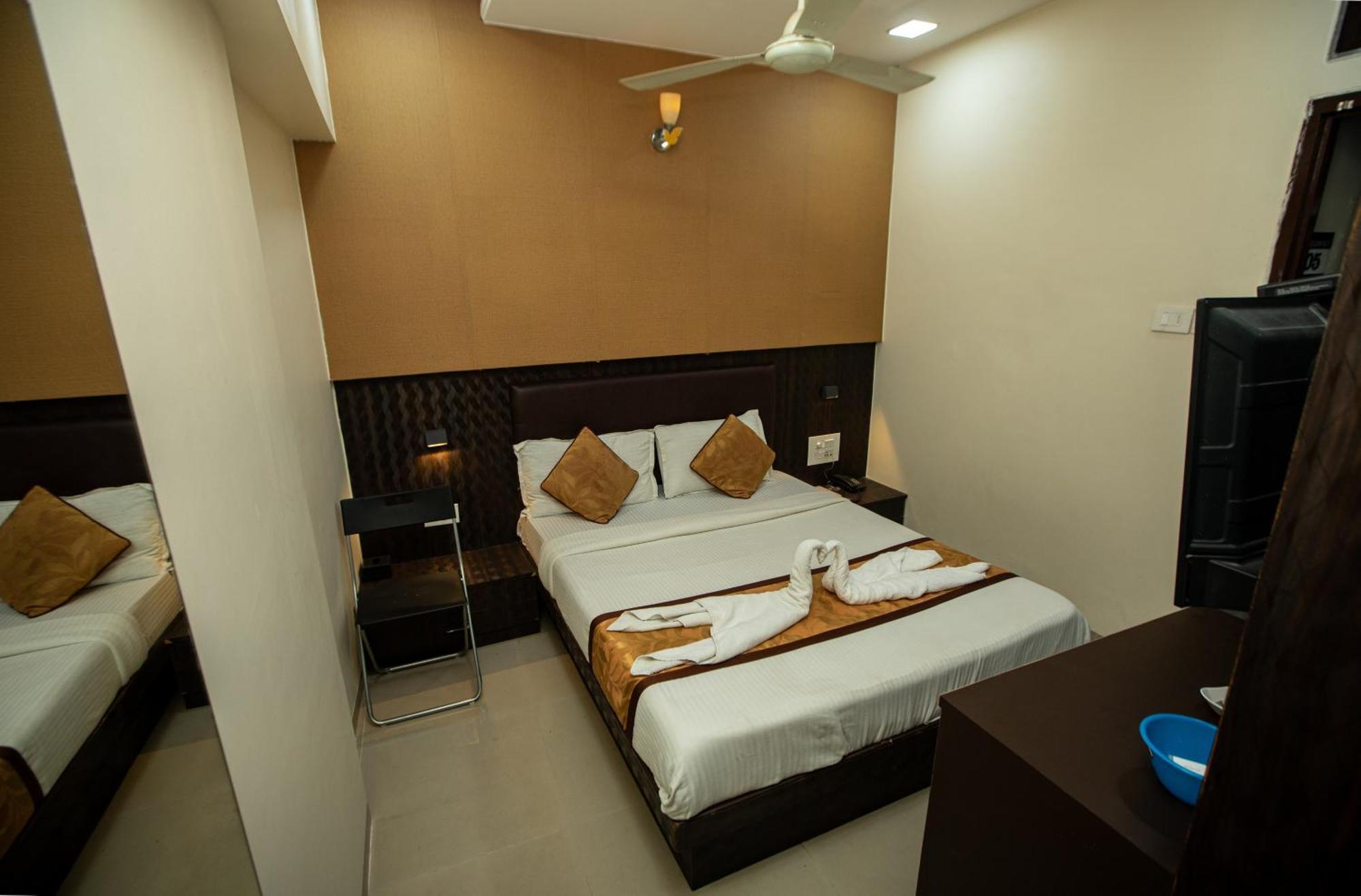 Hotel J D Residency Мумбаи Экстерьер фото