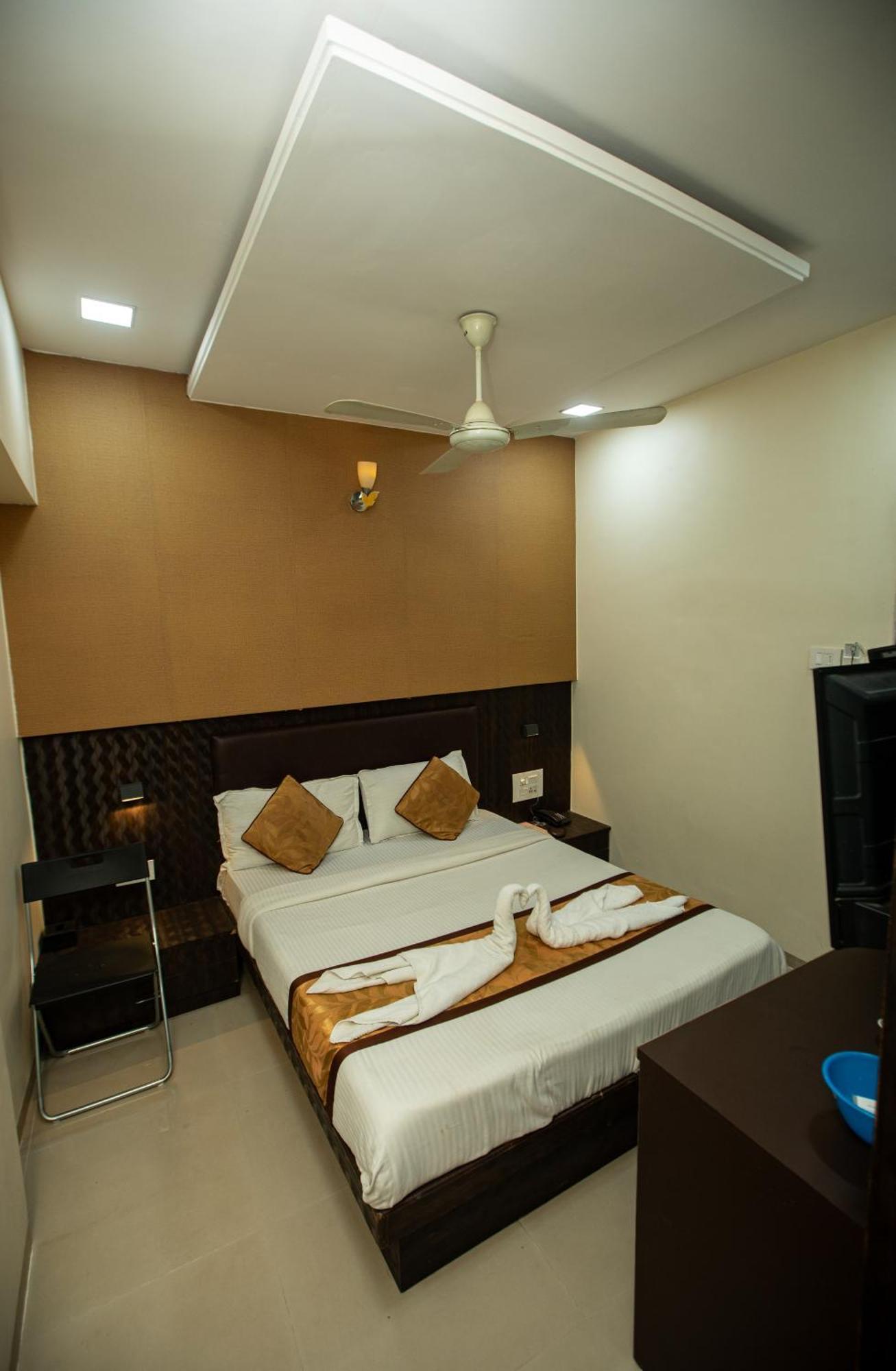 Hotel J D Residency Мумбаи Экстерьер фото