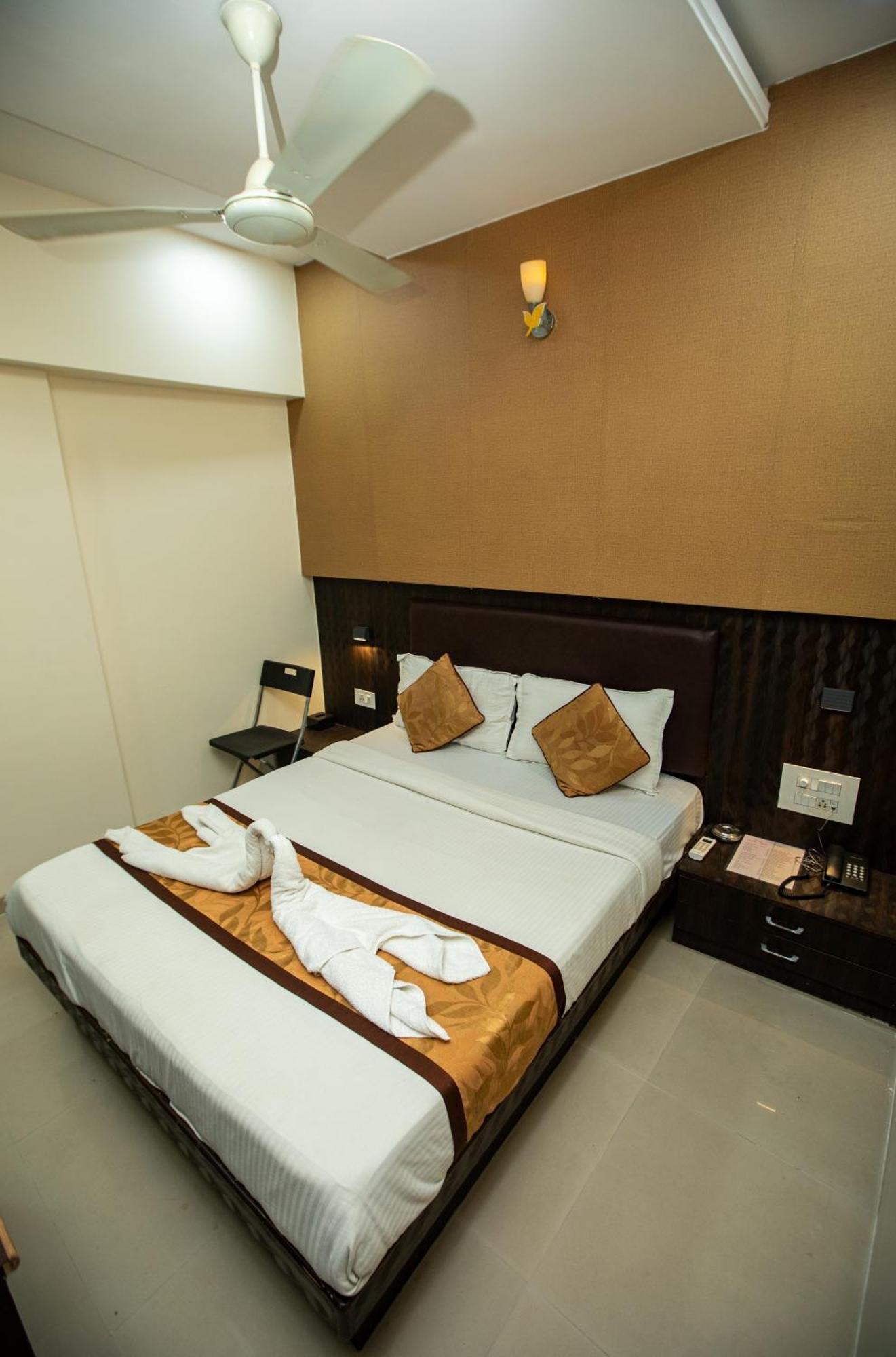 Hotel J D Residency Мумбаи Экстерьер фото