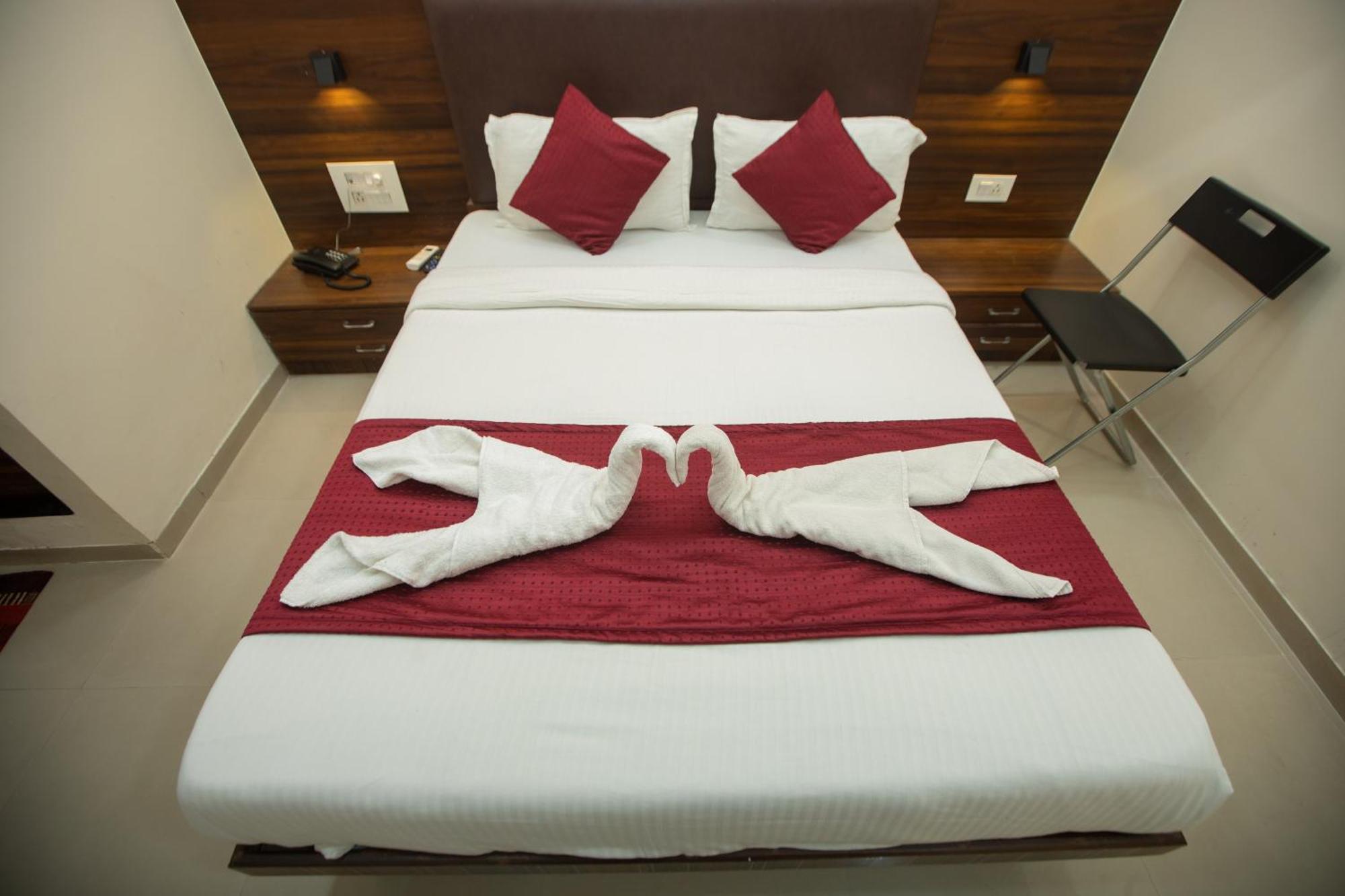 Hotel J D Residency Мумбаи Экстерьер фото